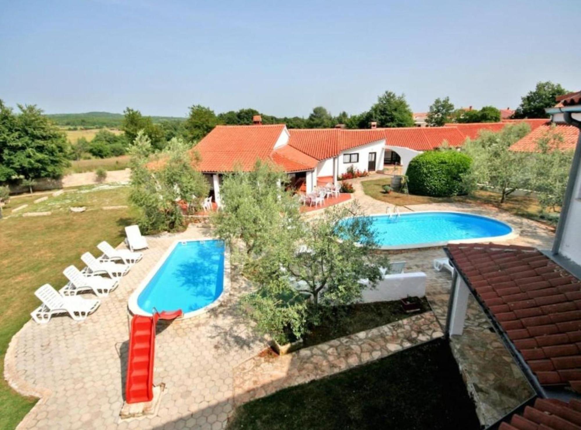 Apartment Splendid With Swimming Pool